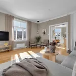 Lovely City Center Apartment With Amazing Views And Free Parking!