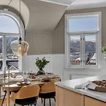 Lovely City Center Apartment With Amazing Views And Free Parking!